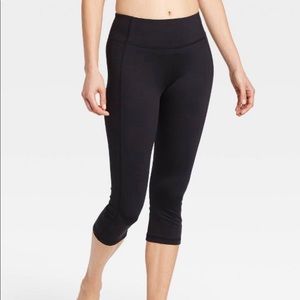 Simplicity Mid-Rise Capri Leggings - All in Motion